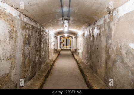 Almeria, Spanien, 29. Dezember 2022: Unterkünfte aus dem Bürgerkrieg, Tunnel, die während des Spanischen Bürgerkriegs genutzt wurden und vor denen die örtliche Bevölkerung Schutz suchte Stockfoto