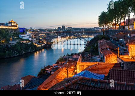 Fantastischer Panoramablick auf Porto und Gaia mit Douro am Abend, Luftblick, weltweit bekannt für guten Wein, Porto, Portugal Stockfoto