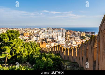 Großartige Aussicht auf die Alcazaba von Almeria, eine befestigte Anlage in Südspanien, Aufbau einer defensiven Zitadelle mit Mauern, Türmen, Plätzen, Häusern und Stockfoto