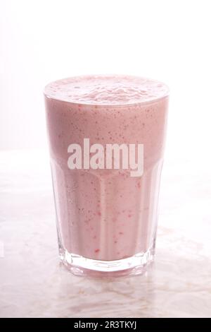 Hausgemachter ErdbeerSmoothie oder Milchshake Stockfoto