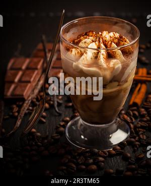 Gefrorenes Tiramisu-Dessert mit Zutaten Stockfoto