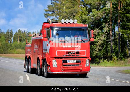 Red Volvo FH Hochleistungs-Bergungsfahrzeug auf dem Highway 2. Jokioinen, Finnland. 19. Mai 2023. Stockfoto