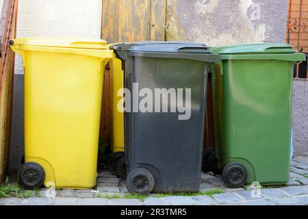 Drei Mülltonnen in verschiedenen Farben für Mülltrennung Stockfoto