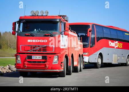 Red Volvo FH Schwerlast-Abschleppwagen bereit zum Abschleppen eines Pannenbusses. Forssa, Finnland. 19. Mai 2023. Stockfoto