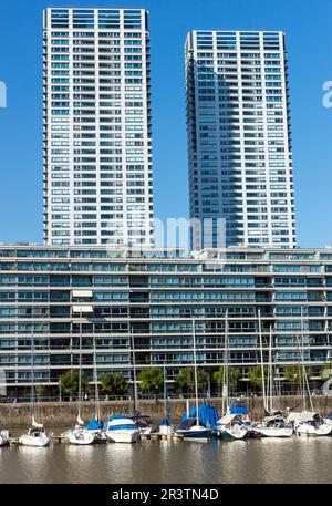 Hochhäuser und Yachthafen in Puerto Madero, Buenos Aires Stockfoto