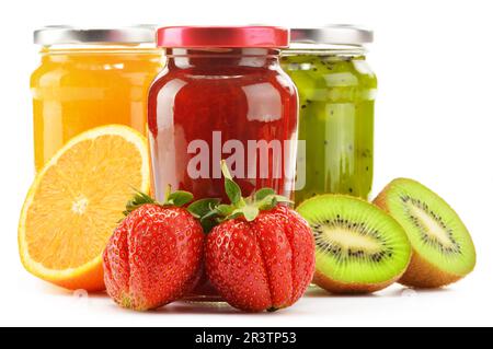 Komposition mit Gläsern der fruchtige Marmeladen auf weiß. Obst Stockfoto