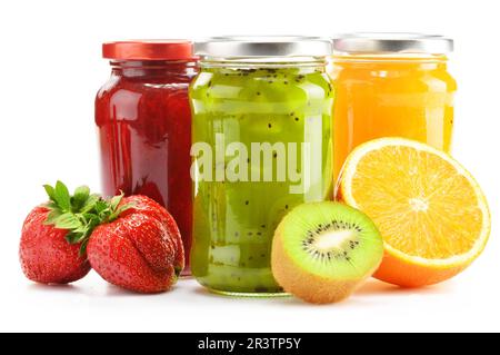 Komposition mit Gläsern der fruchtige Marmeladen auf weiß. Obst Stockfoto