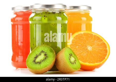 Gläser mit fruchtigen Marmeladen, isoliert auf weißem Hintergrund. Obst Stockfoto