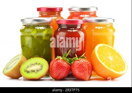 Komposition mit Gläsern der fruchtige Marmeladen auf weiß. Obst Stockfoto