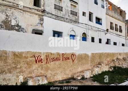 Mahdia, Tunesien, 29. Januar 2023: Liebeserklärung mit Bezug auf den Ort eines Kusses an der Wand der Promenade von Kap Afrika Stockfoto