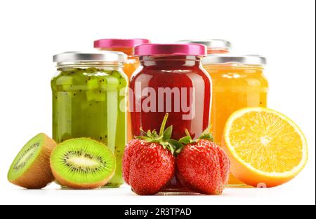 Komposition mit Gläsern der fruchtige Marmeladen auf weiß. Obst Stockfoto