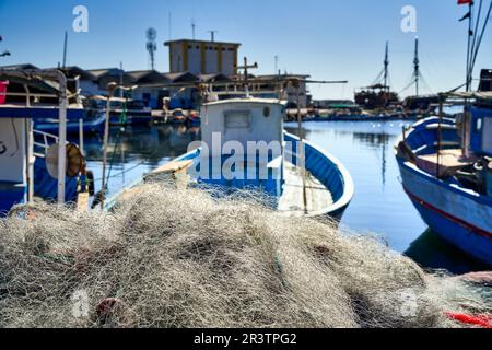 Mahdia, Tunesien, 29. Januar 2023: Ein Wirrwarr aus filigranen Plastiknetzen ist im Fischereihafen versammelt Stockfoto