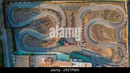 Über der Ansicht auf der Go-Kart-Strecke Stockfoto