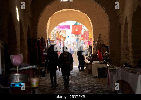 Mahdia, Tunesien, 29. Januar 2023: Blick durch die Passage der Stadtmauer der Altstadt zum Anfang des Souks in der Medina Stockfoto