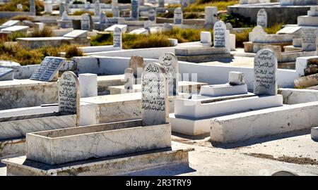 Mahdia, Tunesien, 29. Januar 2023: Grabsteine mit arabischer Schrift auf einem Friedhof hinter dem Hafen Stockfoto