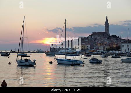 Boote im Hafen von Rovinj, Istrien, Kroatien Stockfoto