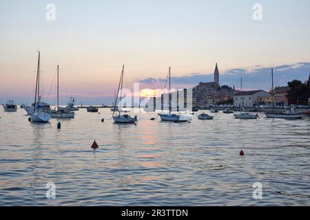 Boote im Hafen von Rovinj, Istrien, Kroatien Stockfoto