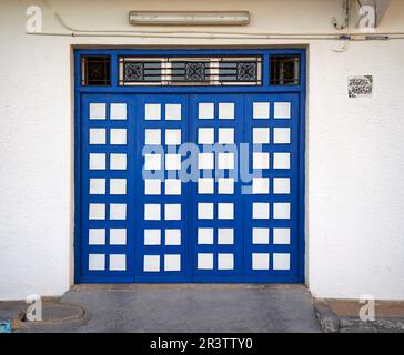 Mahdia, Tunesien, 29. Januar 2023: Geometrisch abstrakte blau-weiß bemalte Eingangstür in einem tunesischen Haus Stockfoto