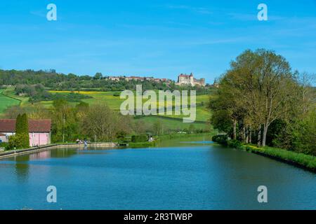 Der Burgunder Kanal und die alte Festung von Chateauneuf-en-Auxois aus dem 12. Jahrhundert. Cote d'Or. Bourgogne Franche Comte. Frankreich Stockfoto