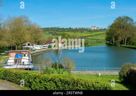 Der Burgunder Kanal und die alte Festung von Chateauneuf-en-Auxois aus dem 12. Jahrhundert. Cote d'Or. Bourgogne Franche Comte. Frankreich Stockfoto