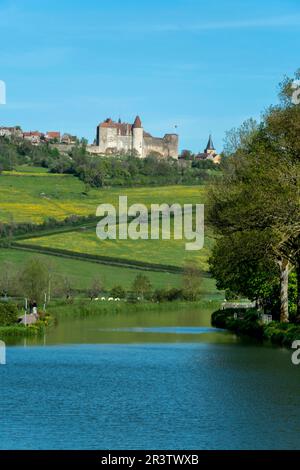 Der Burgunder Kanal und die alte Festung von Chateauneuf-en-Auxois aus dem 12. Jahrhundert. Cote d'Or. Bourgogne Franche Comte. Frankreich Stockfoto