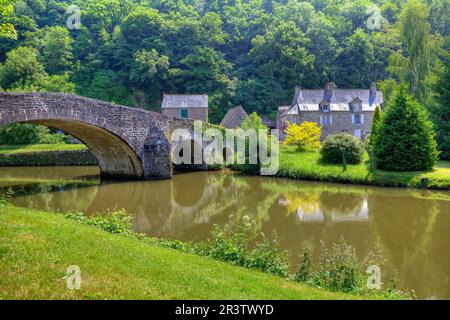 Alte Brücke in Lehon, Bretagne, Frankreich Stockfoto