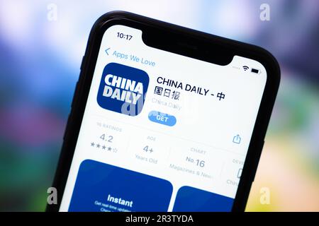 China. 22. Mai 2023. In dieser Fotoabbildung wird das App-Logo von China Daily im App Store eines Apple-Telefons angezeigt. Kredit: SOPA Images Limited/Alamy Live News Stockfoto