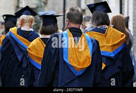 Dateifoto vom 12.10/11 von Universitätsabsolventen, da jeder sechste an englischen Universitäten und Hochschulen registrierte Studierende im Ausland unterrichtet wird, enthüllen Zahlen vom Wachhund der Hochschulbildung. Einige Partnereinrichtungen in Übersee legen den Schülerzahlen den Vorrang vor der Qualität zu, und die Vergabe von Unteraufträgen kann die Überwachung aller Aspekte des Unterrichts erschweren, so ein Bericht des Studentenamtes (OFS). Ausgabedatum: Donnerstag, 25. Mai 2023. Stockfoto