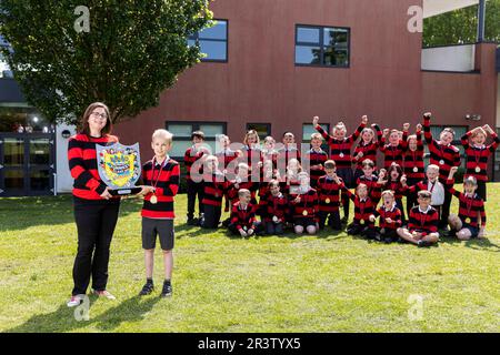 EDITORIAL USE ONLY Laura Howell (rechts), Beano-Illustratorin, präsentiert Oliver Proudler, 10, von der Greasley Beauvale Primary School, mit der lustigsten Klasse-2023-Trophäe Großbritanniens, nachdem er von Beano zur lustigsten Klasse der Nation ernannt wurde. Ausgabedatum: Donnerstag, 25. Mai 2023. Stockfoto