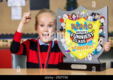 REDAKTIONELLER GEBRAUCH NUR Oliver Proudler, 10, mit der lustigsten Klasse-2023-Trophäe Großbritanniens von der Greasley Beauvale Primary School in Eastwood, nachdem er von Beano zur lustigsten Klasse der Nation ernannt wurde. Ausgabedatum: Donnerstag, 25. Mai 2023. Stockfoto