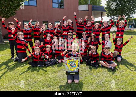 REDAKTIONELLE VERWENDUNG NUR Schüler der Greasley Beauvale Primary School in Eastwood feiern, nachdem sie von Beano zum lustigsten Jahrgang der Nation ernannt wurden. Ausgabedatum: Donnerstag, 25. Mai 2023. Stockfoto