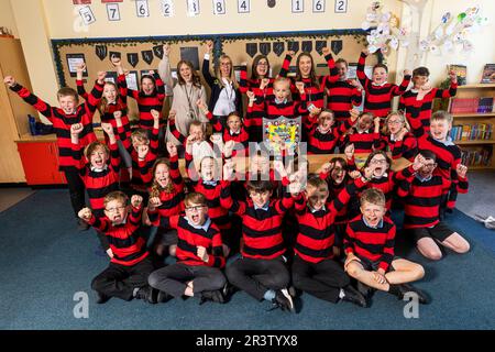 REDAKTIONELLE VERWENDUNG NUR Schüler der Greasley Beauvale Primary School in Eastwood feiern, nachdem sie von Beano zum lustigsten Jahrgang der Nation ernannt wurden. Ausgabedatum: Donnerstag, 25. Mai 2023. Stockfoto