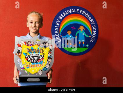 REDAKTIONELLER GEBRAUCH NUR Oliver Proudler, 10, mit der lustigsten Klasse-2023-Trophäe Großbritanniens von der Greasley Beauvale Primary School in Eastwood, nachdem er von Beano zur lustigsten Klasse der Nation ernannt wurde. Ausgabedatum: Donnerstag, 25. Mai 2023. Stockfoto