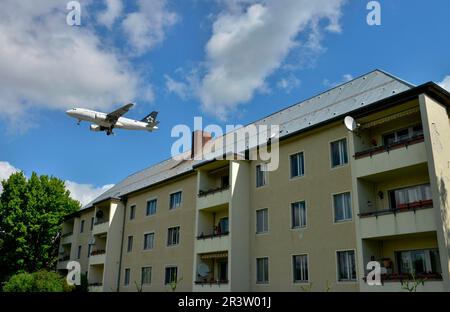 Fluglärm, Flugzeuge, Wohngebäude, Kurt-Schumacher-Damm, Tegel, Berlin, Deutschland Stockfoto