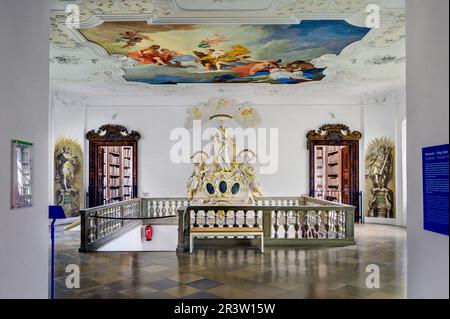 Vorkammer, Eintritt in die Bibliothek der Ottobeuren Abtei, Statue der Pallas Athena, Göttin der Weisheit, Benediktinerkloster, Allgaeu, Bayern, Deutschland Stockfoto