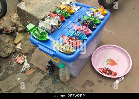 Auf einem Straßenmarkt in Jatinegara, East Jakarta, Jakarta, Indonesien, werden Boote für Kinder aus Metall verkauft. Stockfoto