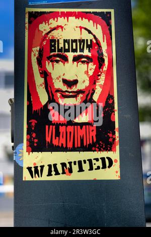 Aufkleber auf einem Lichtmast mit Putin als Bloody Vladimir, der gesucht wird, Berlin, Deutschland Stockfoto