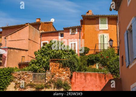 Farbenfrohe Häuser in Roussillon, Vaucluse, Provence, Südfrankreich Stockfoto