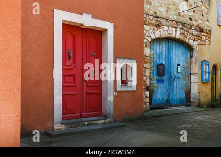 Farbenfrohe Häuser in Roussillon, Vaucluse, Provence, Südfrankreich Stockfoto