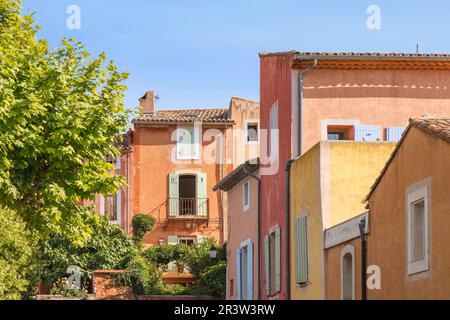 Farbenfrohe Häuser in Roussillon, Vaucluse, Provence, Südfrankreich Stockfoto