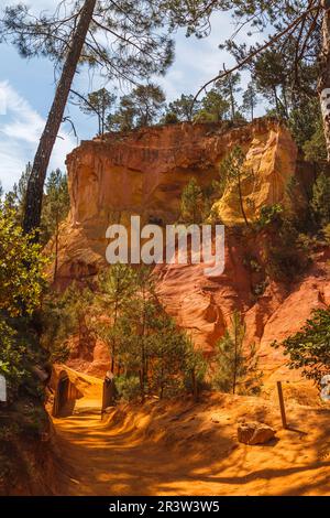 Les Sentiers des Ocres, die ockerfarbenen Felsen von Roussillon, Provence, Südfrankreich Stockfoto