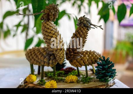 Zwei Hirsche sind aus Zapfen. Kindliche Kreativität Stockfoto