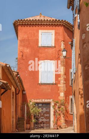 Farbenfrohe Häuser in Roussillon, Vaucluse, Provence, Südfrankreich Stockfoto