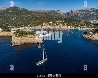 Schiff fährt in den Hafen von Soller ein Stockfoto