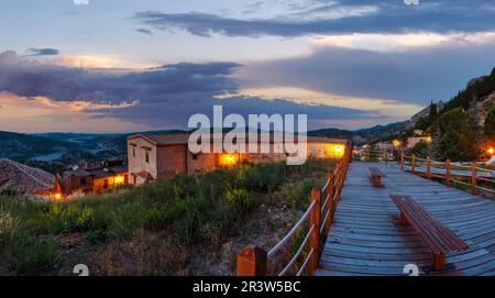 Sunrise alte mittelalterliche Stilo famos und Blick auf das Dorf in Kalabrien, Süditalien. Stockfoto