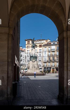 Plaza de la Virgen Blanca und Denkmal der Schlacht von Vitoria Stockfoto