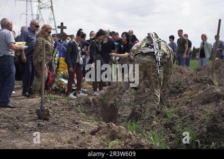 Dnipro, Ukraine. 25. Mai 2023. Eine christlich-orthodoxe Militärbeerdigung findet auf einem Dnipro-Friedhof für den ukrainischen Soldaten Oleksandr statt. Der Soldat wurde drei Tage zuvor, am 21. Mai, von einem russischen Scharfschützen in Nowoselivka, Charkiv Oblast, getötet. Kredit: Mihir Melwani/Alamy Live News Stockfoto