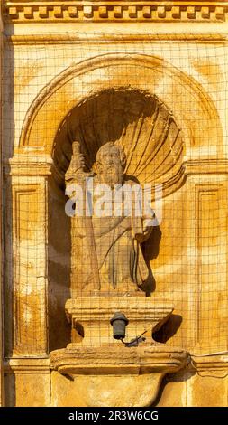 Steinskulptur des Heiligen mit Schwert in Nische vor der Kathedrale, Campeche, Campeche State, Mexiko Stockfoto