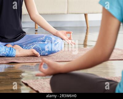 Asiatische Frau meditiert mit Yoga Stockfoto