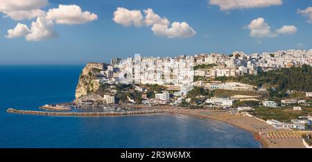 Sommermeer hoch oben in Peschici wunderschöner Blick auf die Stadt, Gargano Halbinsel in Apulien, Italien. Menschen, die man nicht wiedererkennt. Stockfoto